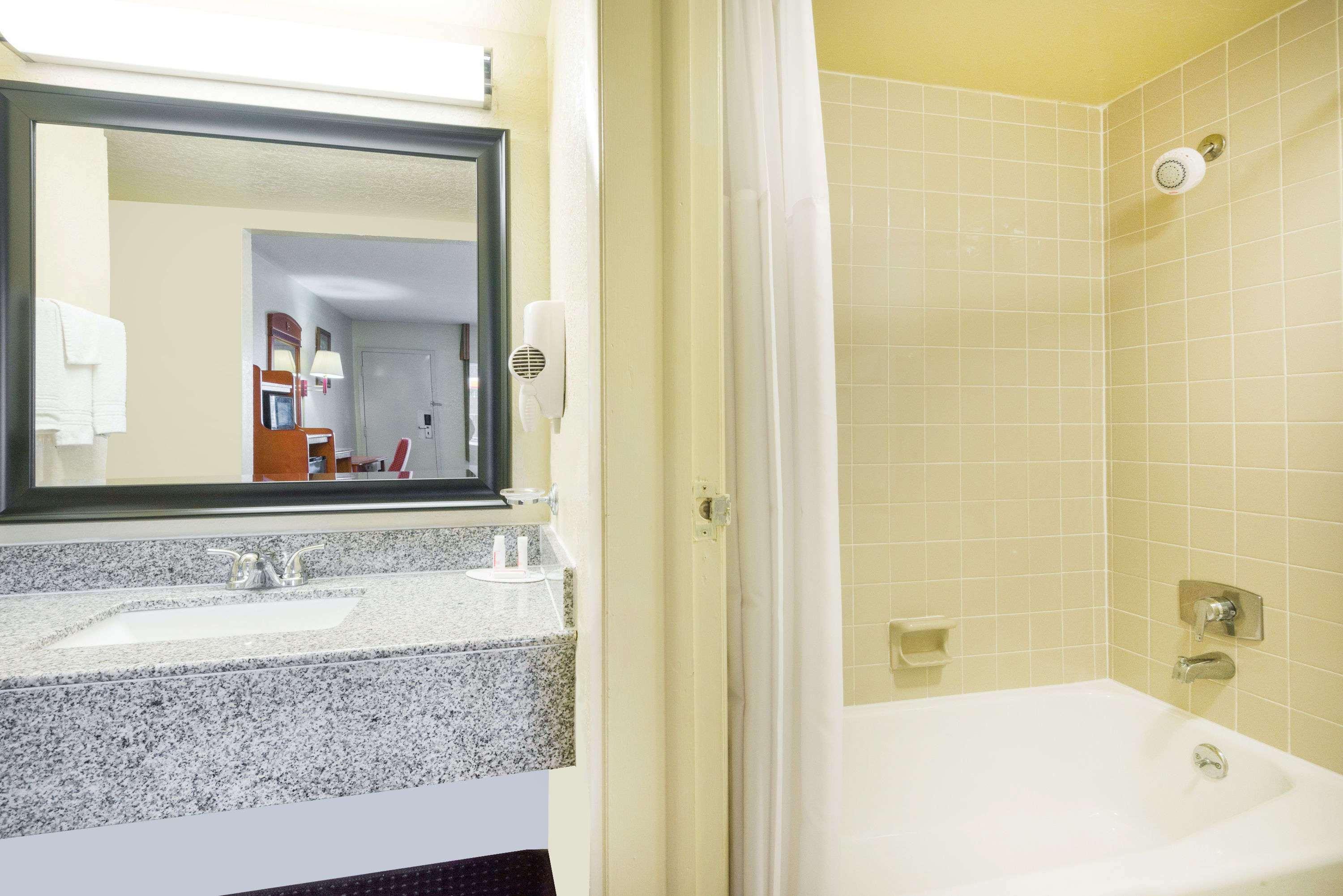 Days Inn By Wyndham Paintsville Bagian luar foto